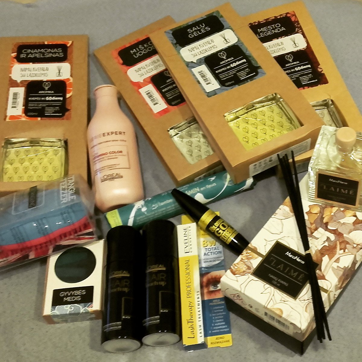 Angel_Khalidah's tweet photo. Some things I got today 😇💕
#lorealhairtouchup #vitaminocolor #evelinecosmetic #lashtherapy #lashtreatment #maybelline #goextreme #aromika #namukvapas #homemadesoap #terredoc #underthejasmineflowers #tangleteezer https://t.co/Nt1IgncPY5