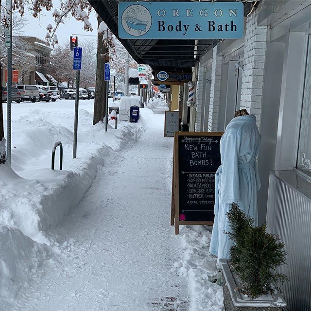 OregonBath's tweet photo. Yes! We're open, and so are lots of other awesome shops Downtown! Thanks to @downtownbend we have beautifully snow blown sidewalks perfect to stroll along! https://t.co/ZWeCx40qcO