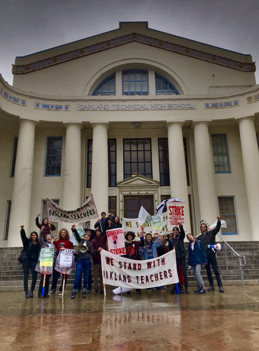 CalYDSA's tweet image. A coalition of UC Berkeley students staged a rally in solidarity with striking Oakland teachers and then joined the picket line at Oakland Tech!  Students and teachers united will never be defeated! #REDforEd #OUSDstrike @EastBayMajority @jacobinmag @DSAEastBay @OaklandEA