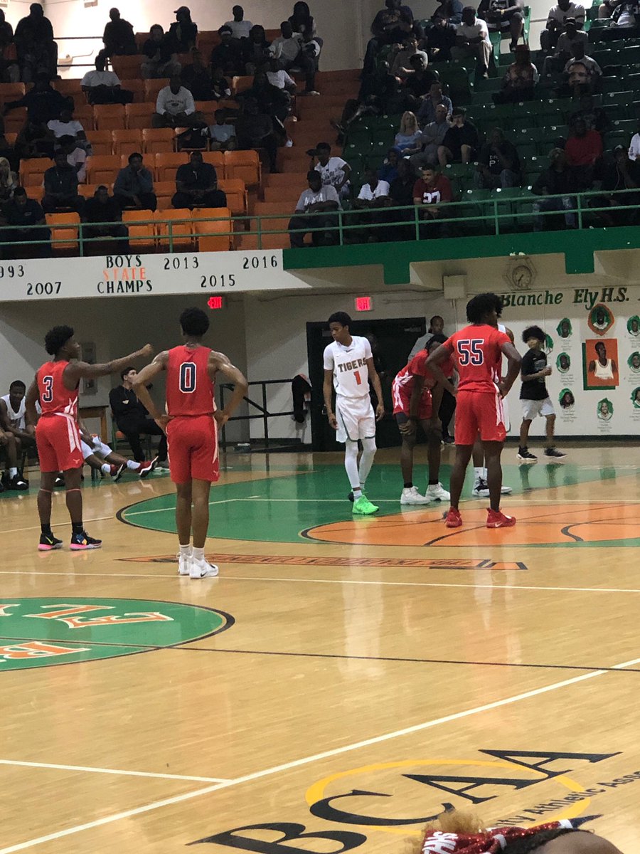 FHH_FalconFury's tweet photo. Our @fhhsbasketball_ boys are putting in some work! With less than 4:25 left of the half, Falcons are down by 3! Letโs go, #MightyFalcons!!! #WeRBelievers @thefalcongrind https://t.co/edYOqLNZcw