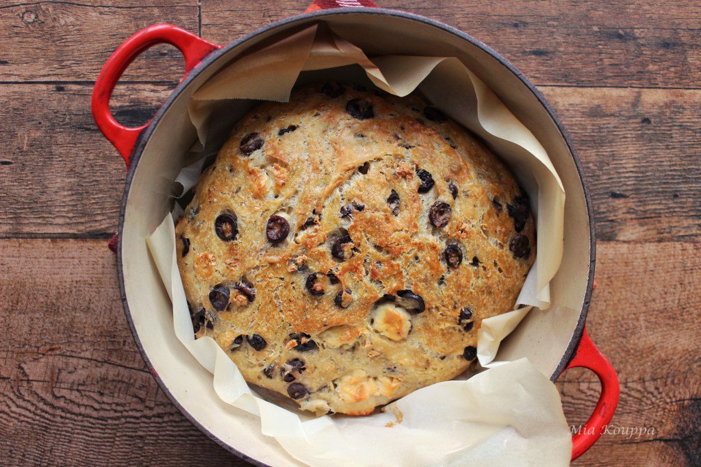 miakouppa's tweet image. No need to worry, we've got no-knead bread! #bread #noknead #olivebread #homemadebread #feta #olives #greekbread miakouppa.com/2018/02/05/no-…