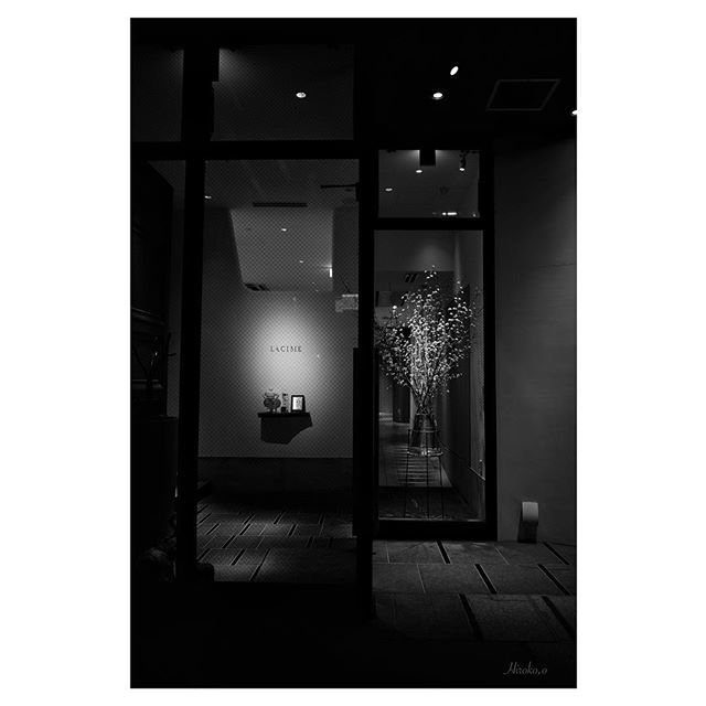 ❥
entrance :
:
#elegance #entrance
#design #mood
#atmosphere 
#bnw #bnw_lovers 
#instabnw 
#osakaphotography 
#scenery #nightsnap 
#urban_shots #leicaq ift.tt/2EApoYJ