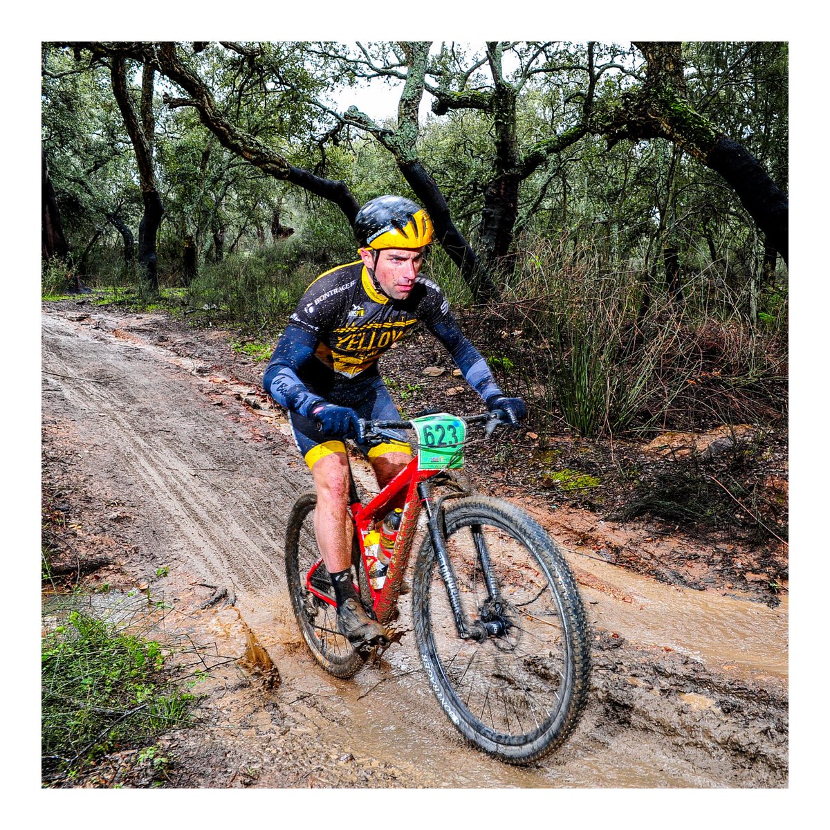 Modo carrera activado!!!! Cara de pocos amigos, cuando tienes el culo lleno de barro!!!🤣🤣🤣🤣🤣
#yellowteam
#yellowriders
#transpyrambassador 
#cyclo #cycling #cyclist #cyclisme #cycleporn #cyclingfans #cyclingrace #ProCycling #roadcycling #mud