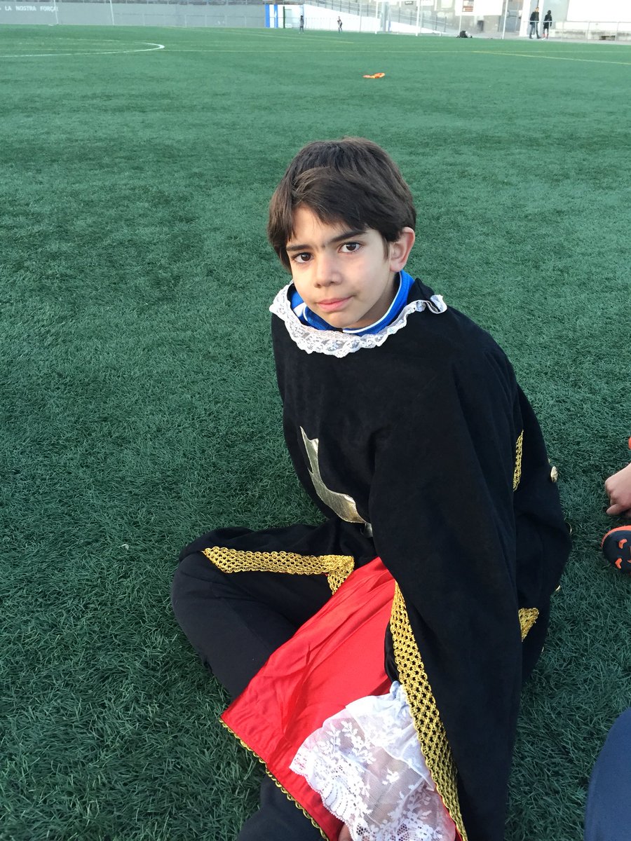UEsantvicenc's tweet photo. Cavallers, jugadors de rugby, spiderman, batman i fins i tot.....capità calçotets!!😂

Quina imaginació! Ho hem tingut tot avui💪🏻💪🏻

⚪️🔵⚪️🔵 https://t.co/VdGKg0baz3