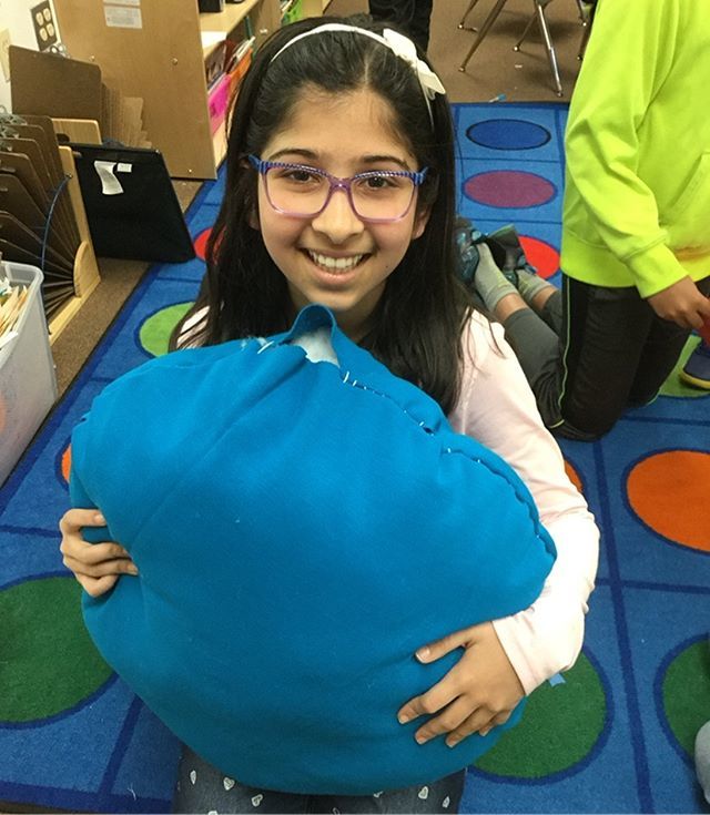 #grade5 artists have been churning out some impressive work from the fiber center. Look at this pillow! 💗 #teachingforartisticbehavior #fibercenter #artsed #learnerdirected ift.tt/2tINPwF