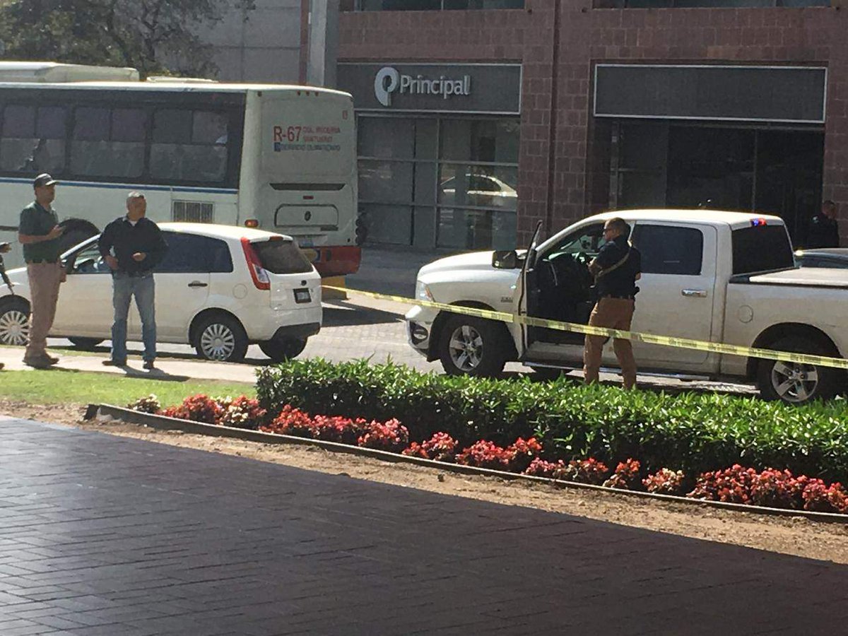 ElHorizontemx's tweet photo. Cae ladrón que robó más de un millón de pesos a cliente de un banco https://t.co/z03k94ppGG https://t.co/TcS7XfURJq