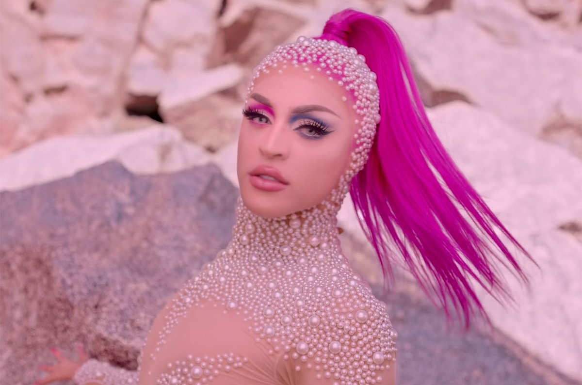 billboard's tweet photo. Watch @pabllovittar serve up #Barbarella realness in new space-themed #Buzina video https://t.co/98v10CTtuI https://t.co/yxl0uaIHnv
