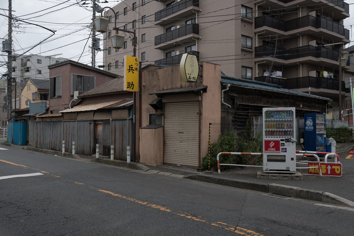 菊地美奈 シャンソン歌手 写真家 写真作品 愁跡 西船橋 増築 愁跡 写真 廃墟 レトロ 懐古 路地 下町 風景 散歩 ノスタルジー 街 西船橋 昭和 ダサカッコイイ 愛すべきもの 看板建築 空き家 夜景 色街