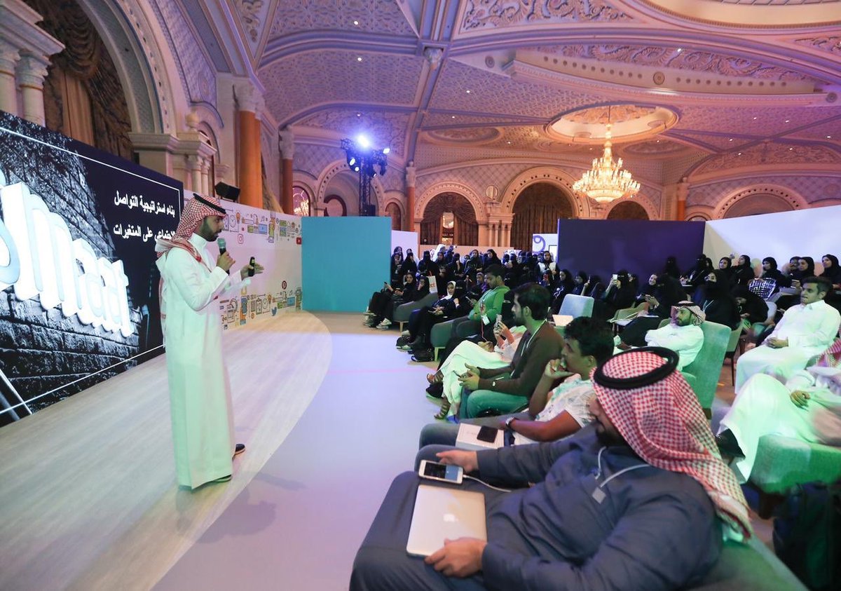 Badermasaker's tweet photo. نحرص في مسك على ثقافة نقل المعرفة من ذوي الخبرة والاختصاص للشباب الواعد، أحمد الجبرين يشارك خبرته في مجال الإعلام الرقمي واستراتيجيات التواصل عبر الشبكات الاجتماعية في #منتدى_مسك_للإعلام. 
#MiskMediaForum https://t.co/5HnnjglgbY