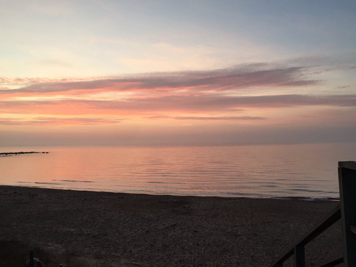 pwlopning's tweet photo. 1 km uppvärmning, 10st 30/30 intervaller och sedan 5 km hem i solnedgången längs havet. #löpning #enbratisdag 😊😃🏃🏼‍♀️☀️☀️☀️ https://t.co/4wWnhXHFsz