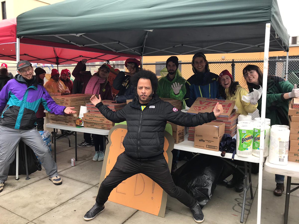 DSAEastBay's tweet image. Sorry to bother you...

BUT EAST BAY DSA IS VERY EXCITED TO SERVE @BootsRiley PIZZA AT THIS STRIKE RALLY!!!

#breadfored #ousdstrike #redfored