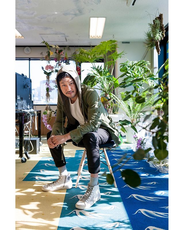 MHolmesPhoto's tweet photo. Toshiyuki Inoko, founder of TeamLab, sitting in his office greenery.  For Billionaire Magazine.

@inoko.teamlab @bllnr @teamlab_news

______
#bllnr #billionaire #magazine #hoodie #whiteshoes #whiteshirt #sneakers #lifestyle #designer #teamlab #チー… https://t.co/13Zni2Tu8Q https://t.co/Nbozr8bnOc