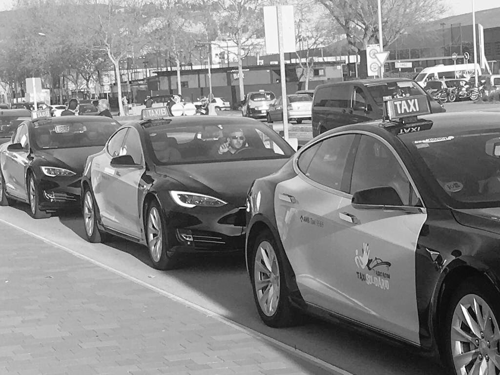 TheTeslaLife's tweet photo. Looks like this fleet of #ModelS are earning there keep at @taxisolidario #TeslaAtWork https://t.co/eo9a4lvTuf