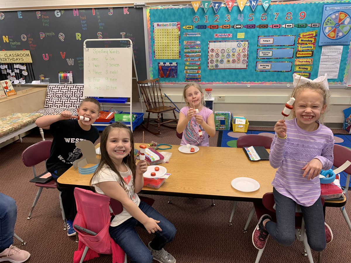 MissParks1st's tweet photo. Top Hat Tuesday Snacks! @MCSCSchools @westviewes #DrSeuss #Catinthehat https://t.co/dQyCeFwsZE