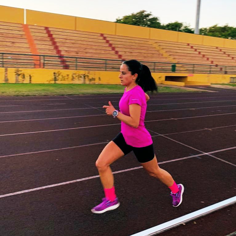 MamenLedesma's tweet photo. Cuando el resultado no es el que deseas, cambia tus acciones y obtendrás resultados distintos.
Pues eso hemos hecho hoy, trabajar cuerpo y mente. 10x1000, 25 vueltas a la pista, rec 1’. Media 3’38”. Dolor de piernas y más feliz que una perdiz 😃
#EntrenayMejora #rdsocks #skechers https://t.co/62hm52TORm
