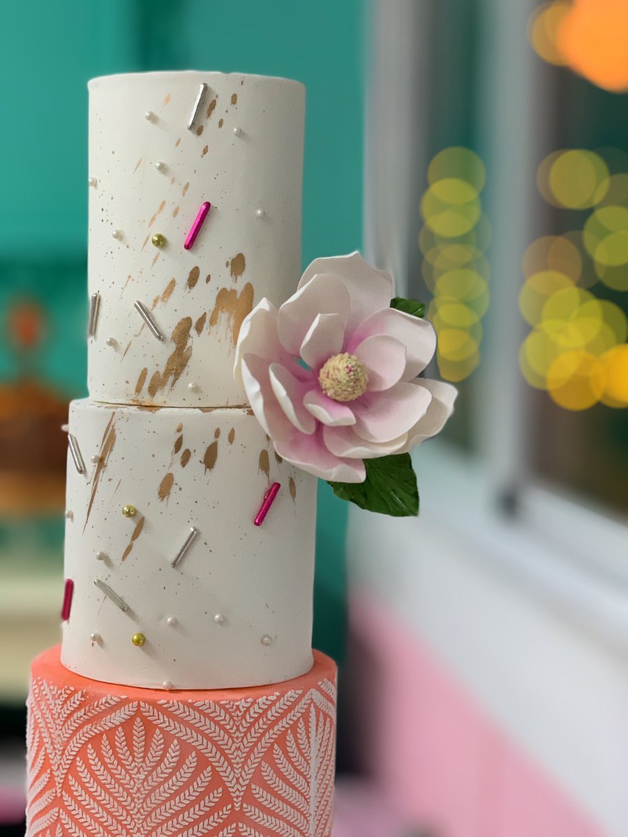 sweet_scape_'s tweet photo. #PerfectEdges #Cake, with #FullBloom #Magnolia. Orders via DM. https://t.co/tydTlnw5Hg