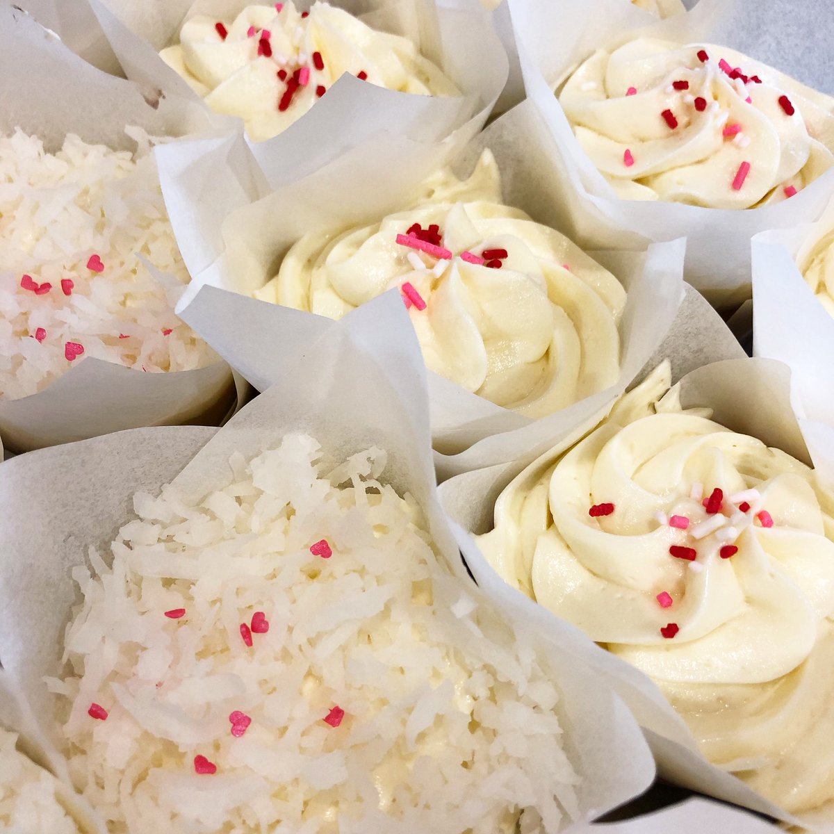 Would you look at those cute cupcakes! Coconut and vanilla 😍 #desserts