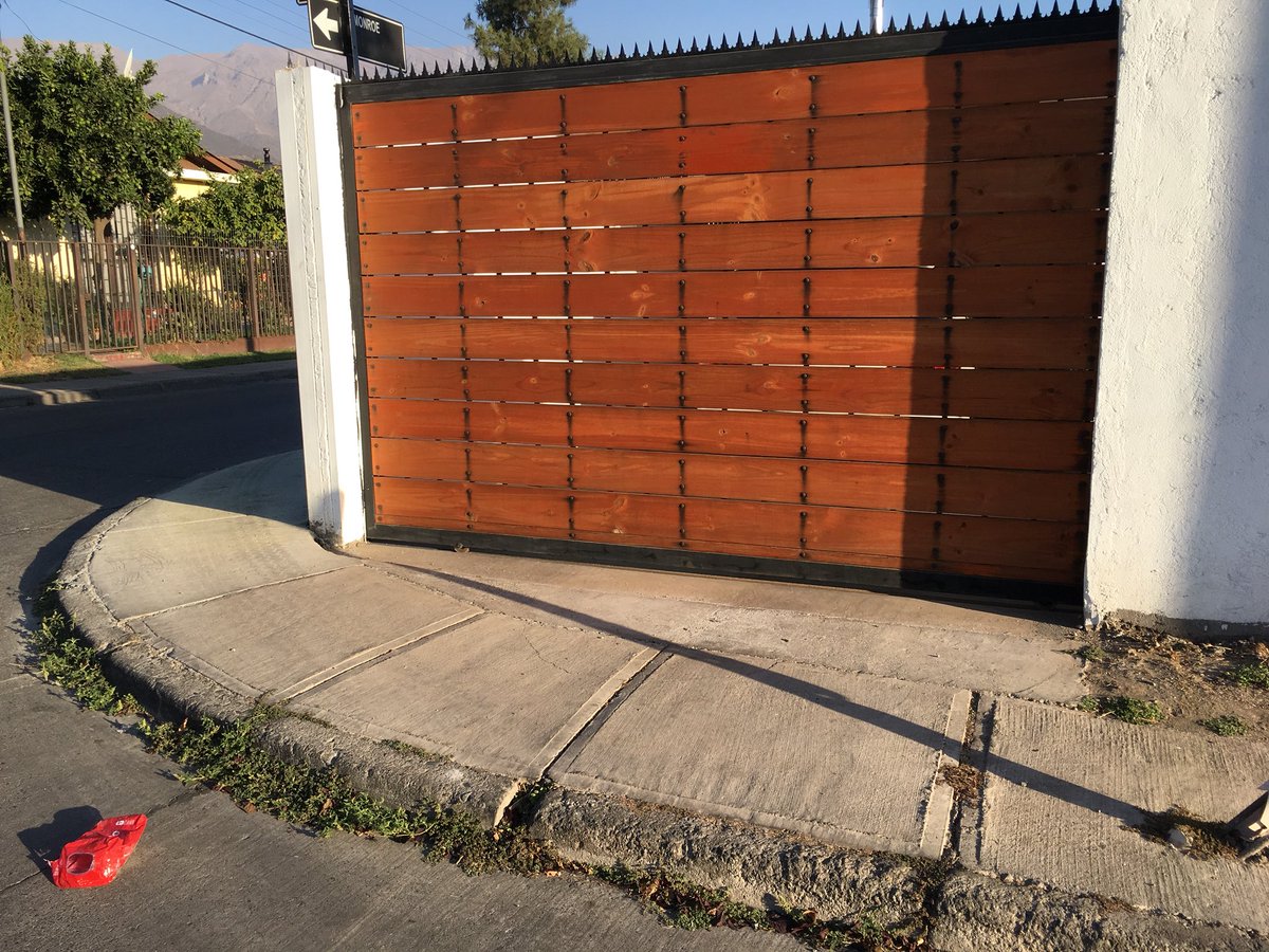 1980acs's tweet photo. @AContrerasM Estimado Alejandro, buenas tardes. Sabes que el año pasado contacté a las personas de obras municipales porque en mi casa eliminaron la entrada de auto, inspeccionaron y mandaron a reparar pero repararon la de una vecina por equivocación y aún no tengo entrada. https://t.co/n7gFhaEkje