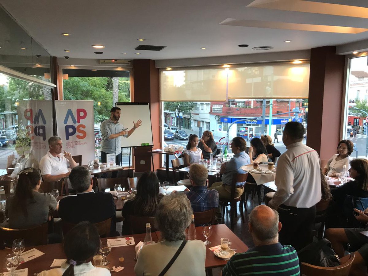 matiastombolini's tweet photo. *Twitter*

#AHORA en #BarImpala de #ParqueChacabuco charlamos sobre cómo ganarle a la crisis reorganizando nuestra #EconomiaDomestica. El viernes seguimos en #Mataderos
#ParaGanarleALaCrisis. Enterate por acá 👉🏾 https://t.co/u0pNWUqPJv https://t.co/b8wnpJrZUP