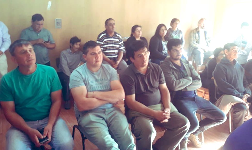 DPPChiloe's tweet photo. #Queilen: Gobernador @Fernandoborquez junto a profesionales de la DOH del @moploslagos sostienen reunión con los integrantes del Comité de Agua Potable Rural de #Contuy https://t.co/qrxSWFIt2a