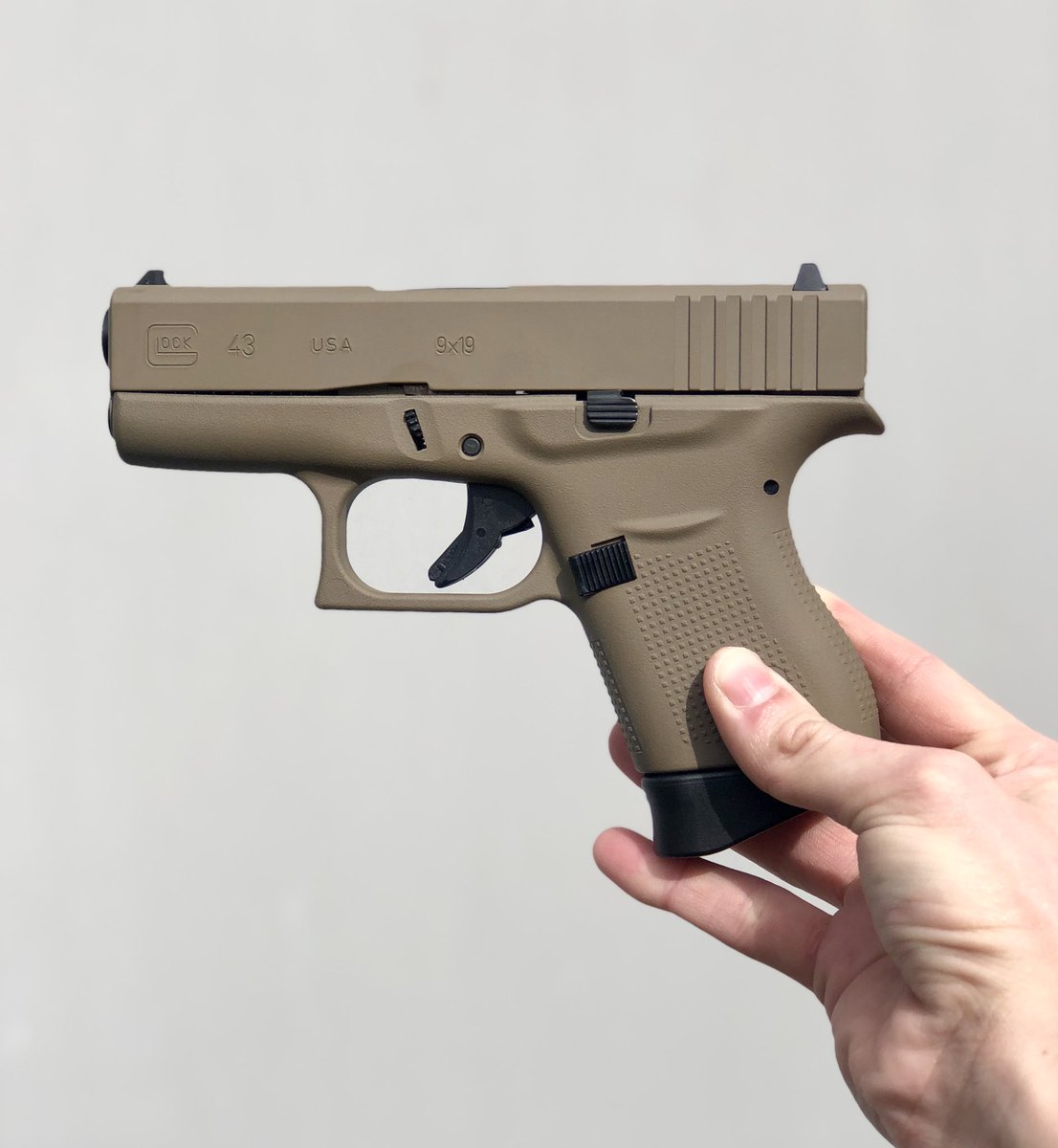 JCsOutdoors's tweet photo. NEW: Glock 43 in desert tan.
✔️Reliable 
✔️Concealable  
✔️And it looks sharp too https://t.co/pjbProEr5C