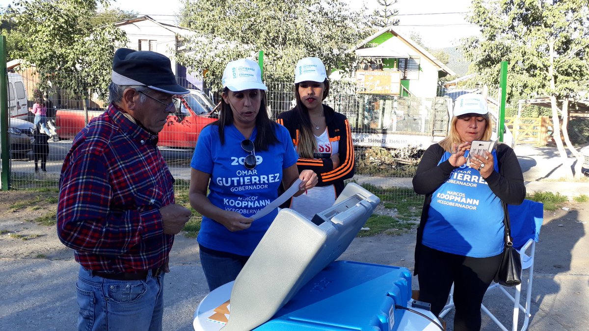 AmandaRial's tweet photo. #Ahora capacitamos a l@s vecin@s boleta única electrónica en el playon del barrio El Mallin.
#SigamosJuntos 
#MPN 
@OmarGutierrezOk 
@marcoskoop 
@DiputadosMPN 
@la_mpn  @Geraneuquen 
@RCacault @willycarusook https://t.co/HkZ3x3hQu1