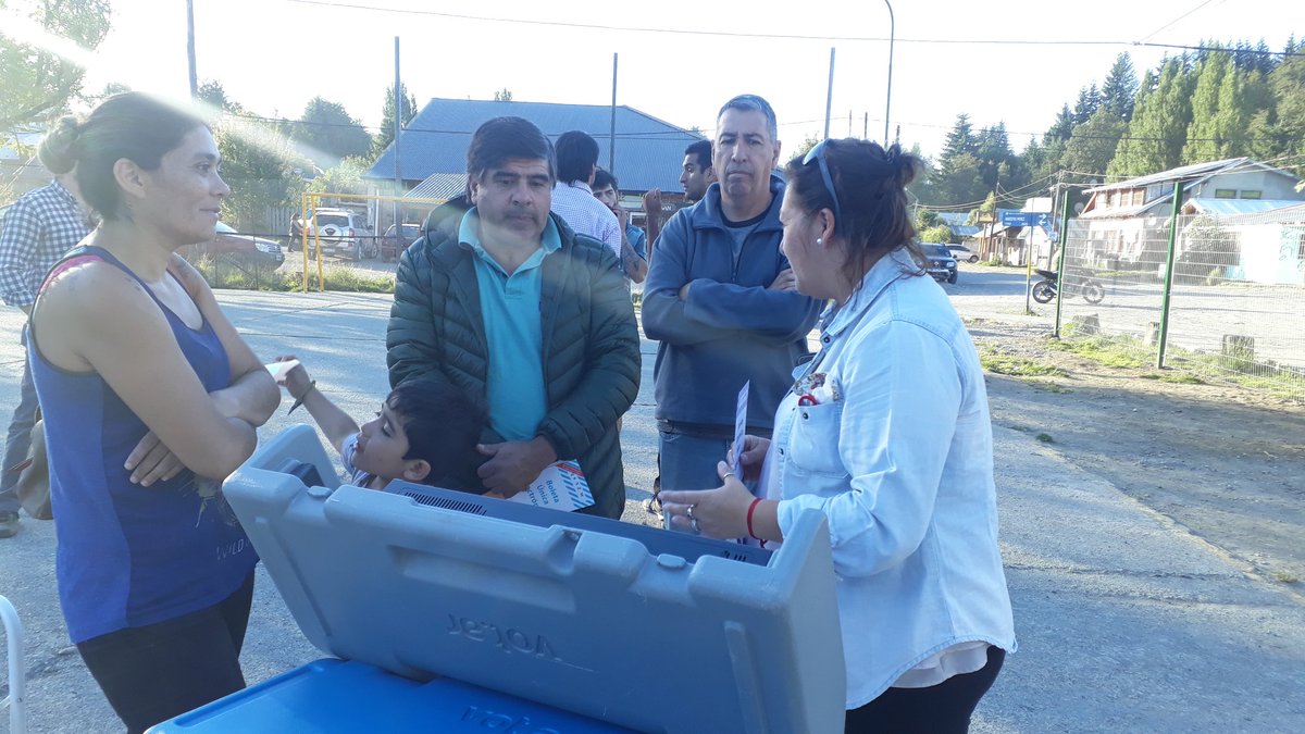 AmandaRial's tweet photo. #Ahora capacitamos a l@s vecin@s boleta única electrónica en el playon del barrio El Mallin.
#SigamosJuntos 
#MPN 
@OmarGutierrezOk 
@marcoskoop 
@DiputadosMPN 
@la_mpn  @Geraneuquen 
@RCacault @willycarusook https://t.co/HkZ3x3hQu1