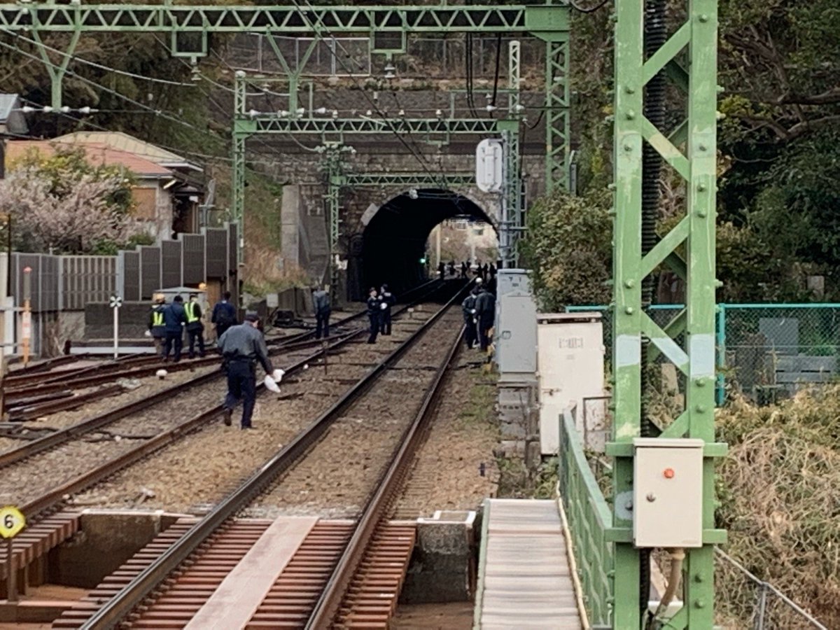 京急富岡駅の人身事故で現場検証している画像