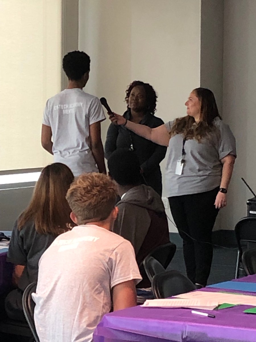Students share ‘30 sec elevator pitch at IBM sponsored Mentor Event! Follow us on Instagram @tarahighcyberengineering for more info regarding iBMPTechBR