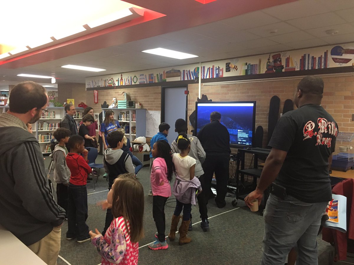 Laura_Baustian's tweet photo. @MittelstadtKISD Open House with @STEAM_Express showing off VR! https://t.co/YhXf47pPRx