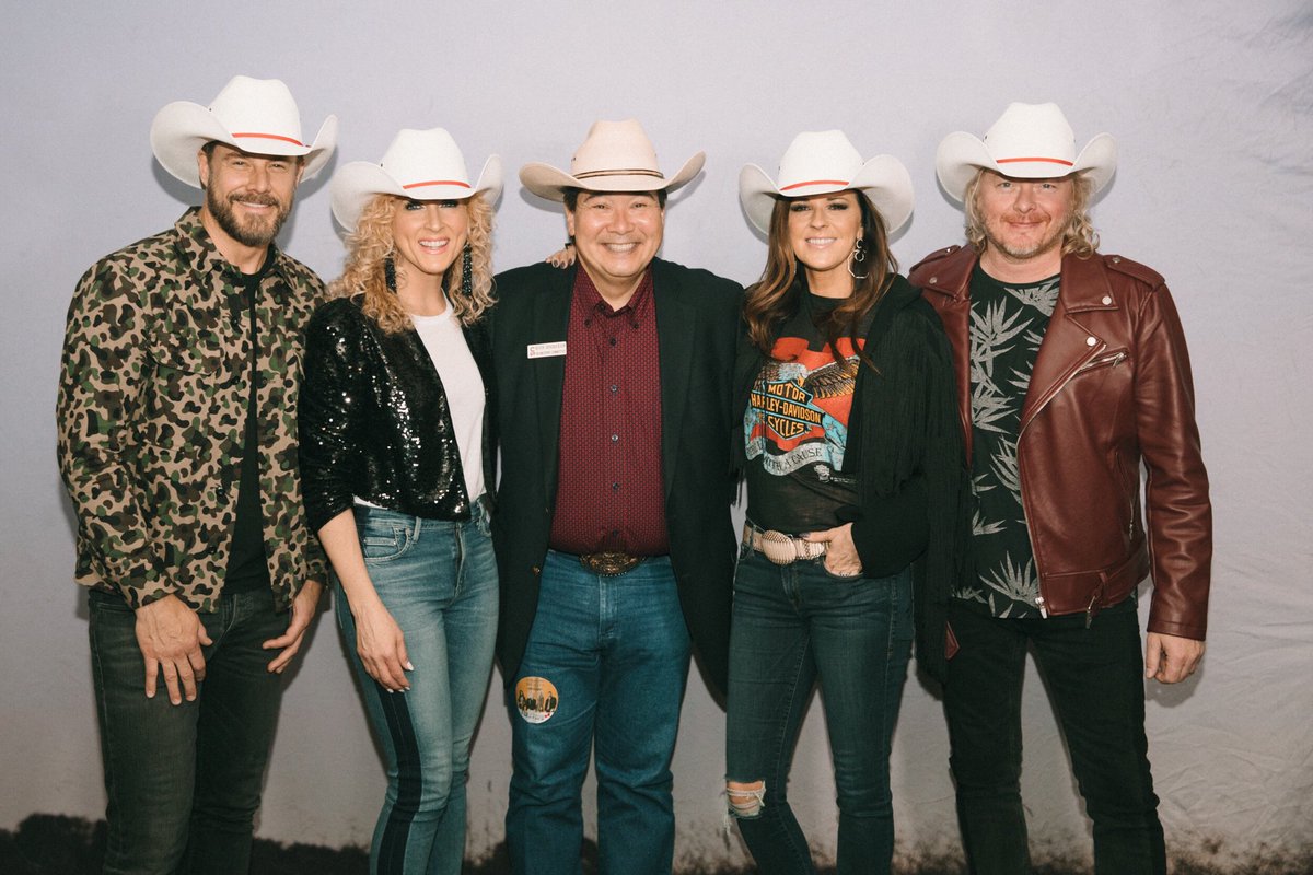 Passrat's tweet photo. Honorary Calgary White Hats to ⁦@littlebigtown⁩ making our guests Honorary Calgarians 
@calgarystampede ⁦@smithbilthats⁩ https://t.co/i3gWiNkjRA