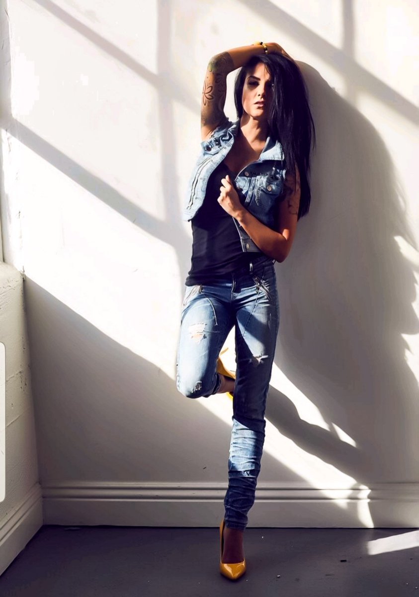 LaneyaArvizu's tweet photo. Missing the warmth of the sun... Haha
.
.
.
@GUESS #denim #heels #yellow #sunshine #windowwatching #californiagirl #bringmespring #nativegirl #laneya #girlswithtattoos https://t.co/oo2XiAWceX