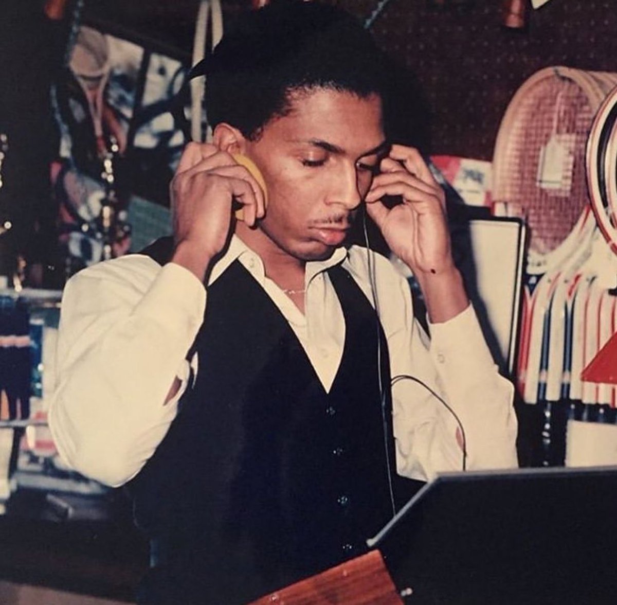 .<a href="/KerriChandler/">Kerri Chandler</a>’s father, his idol and inspiration, left behind a box of records before passing away. Now, two years later, Kerri opens it for the very first time with Mixmag on what would have been his 68th birthday.

Tune in tomorrow February 27 at 1:00PM ET on Facebook.