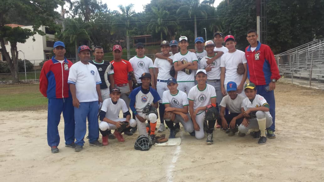 EJB_LIMIZAMORA's tweet photo. Encuentro amistoso entre el @EJB_LIMIZAMORA y el @EJB_LIMILAYA en el estadio de la Escuela de Ingeniería, dando como resultando al #LIMIZAMORA  como  #GANADOR el mismo duro 7 innings con un total de 14 carreras por 11. @luiscaseres3 @CircuitoFTiuna @direducejb @Forttyfour https://t.co/YrQNNMuF19