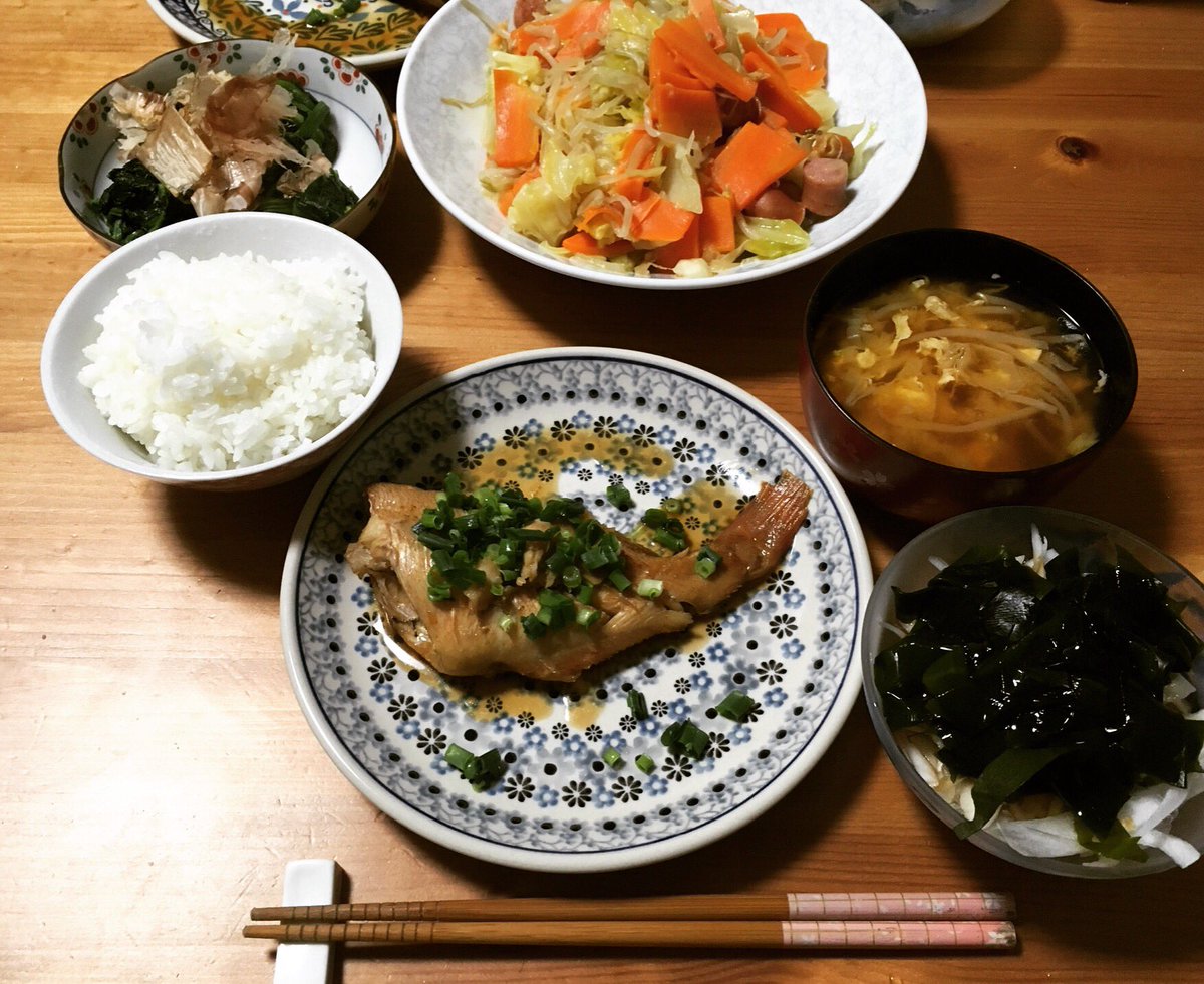 でるーと 一話からこなん ツイッターに全然晩御飯載せてなかった 笑 まずは昨夜の晩御飯 母と煮魚の話になったので 煮 魚が食べたくなり作りました 赤魚の煮付け ちゃんぽん風炒め 新玉サラダ ほうれん草のお浸し キャベツと でるーと 一話からこなん ツイッターに全然晩御飯載せてなかった 笑 まずは昨夜の晩御飯 母と煮魚の話になったので 煮 魚が食べたくなり作りました 赤魚の煮付け ちゃんぽん風炒め 新玉サラダ ほうれん草のお浸し キャベツと