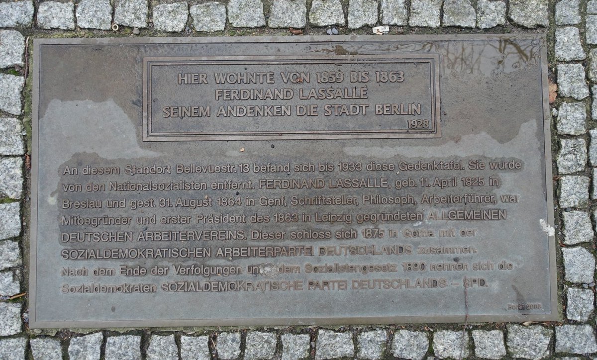 27c\\ There is a commemorative plaque, where Lassalle’s house once stood. It was installed in 2005. At its top, the plague reproduces a 1928 plaque, which was placed at the house built at this spot in 1901/02. The Nazis had removed this plaque in 1933.