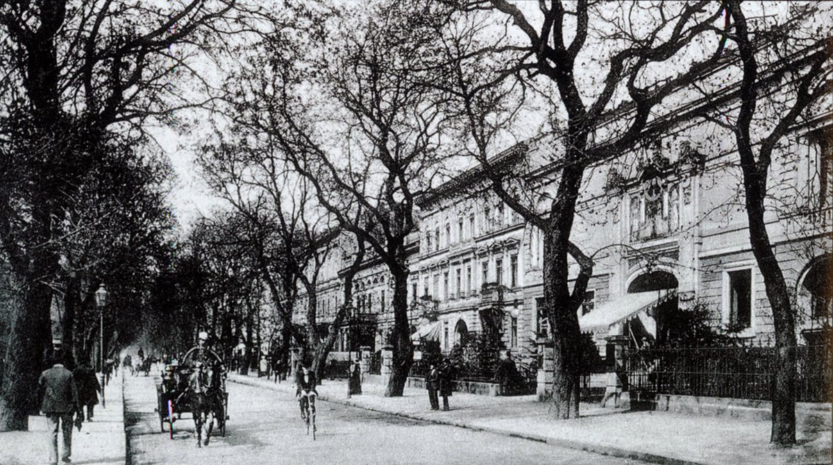 27a\\ The pre-war Bellevuestraße was a beautiful avenue (see picture from around 1905), unlike today (see picture from 2019). The no-longer existing street numbers 13, 14, and 15 have a HET past. Starting with No. 13, where Ferdinand Lassalle lived from 1859 until 1863.
