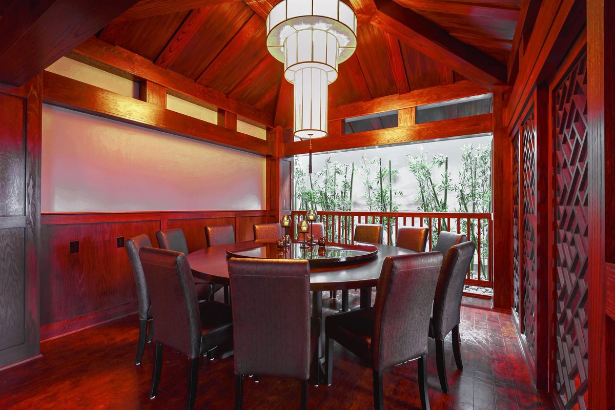 Wister Wu approached the design of Kwan’s Kitchen using the classic Chinese philosophy of Wu Xing. Wherever you go in the restaurant, you will find a harmonious balance of Water, Wood, Fire, Earth, and Metal, resulting in a truly unique and relaxing dining environment!