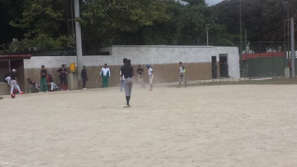 EJB_LIMIZAMORA's tweet photo. Encuentro amistoso entre el @EJB_LIMIZAMORA y el @EJB_LIMILAYA en el estadio de la Escuela de Ingeniería, dando como resultando al #LIMIZAMORA  como  #GANADOR el mismo duro 7 innings con un total de 14 carreras por 11. @luiscaseres3 @CircuitoFTiuna @direducejb @Forttyfour parte 5 https://t.co/5EWOzQrdNR