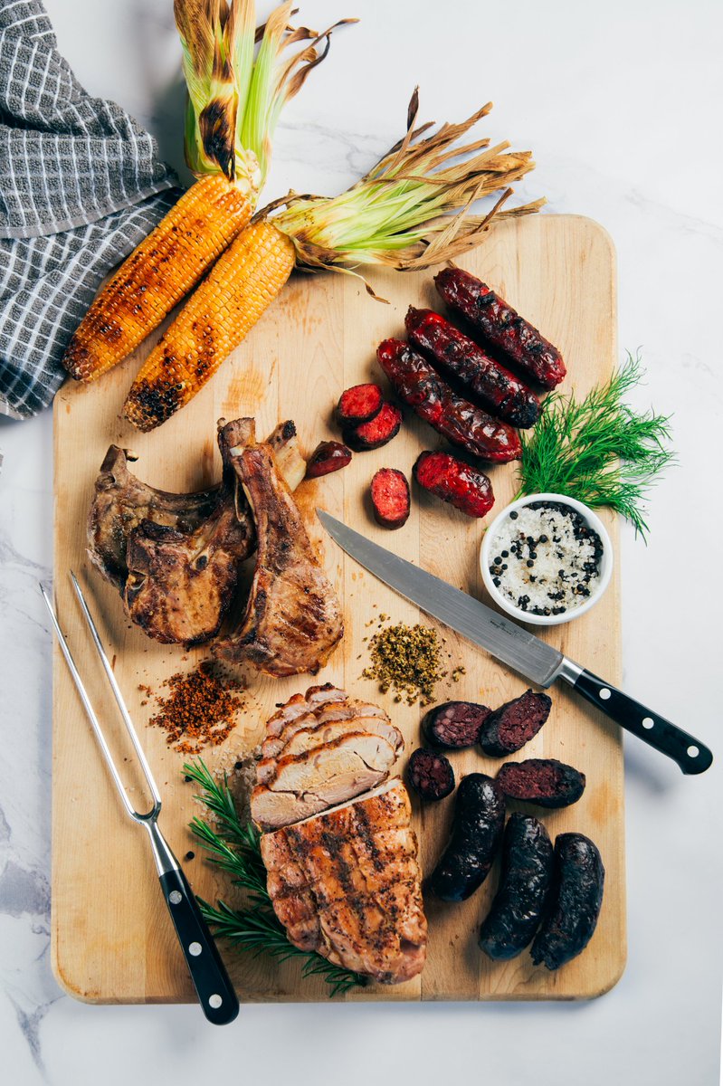 Quienes disfrutan de hacer #parrilla saben que siempre hace falta un buen cuchillo y un gran tenedor. ¡En #Magefesa contamos con este #SetParrillero perfecto para la ocasión!