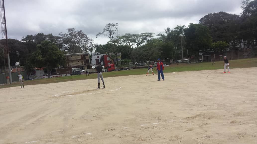 EJB_LIMIZAMORA's tweet photo. Encuentro amistoso entre el @EJB_LIMIZAMORA y el @EJB_LIMILAYA en el estadio de la Escuela de Ingeniería, dando como resultando al #LIMIZAMORA  como  #GANADOR el mismo duro 7 innings con un total de 14 carreras por 11. @luiscaseres3 @CircuitoFTiuna @direducejb @Forttyfour parte 2 https://t.co/YANo7DOCsY