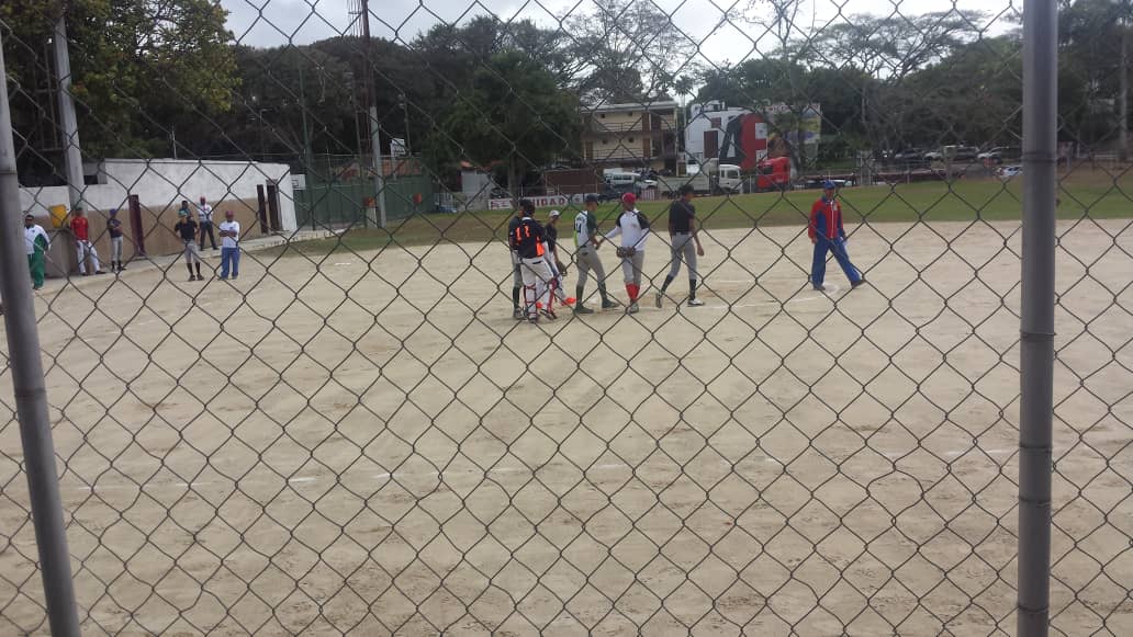EJB_LIMIZAMORA's tweet photo. Encuentro amistoso entre el @EJB_LIMIZAMORA y el @EJB_LIMILAYA en el estadio de la Escuela de Ingeniería, dando como resultando al #LIMIZAMORA  como  #GANADOR el mismo duro 7 innings con un total de 14 carreras por 11. @luiscaseres3 @CircuitoFTiuna @direducejb @Forttyfour parte 2 https://t.co/YANo7DOCsY