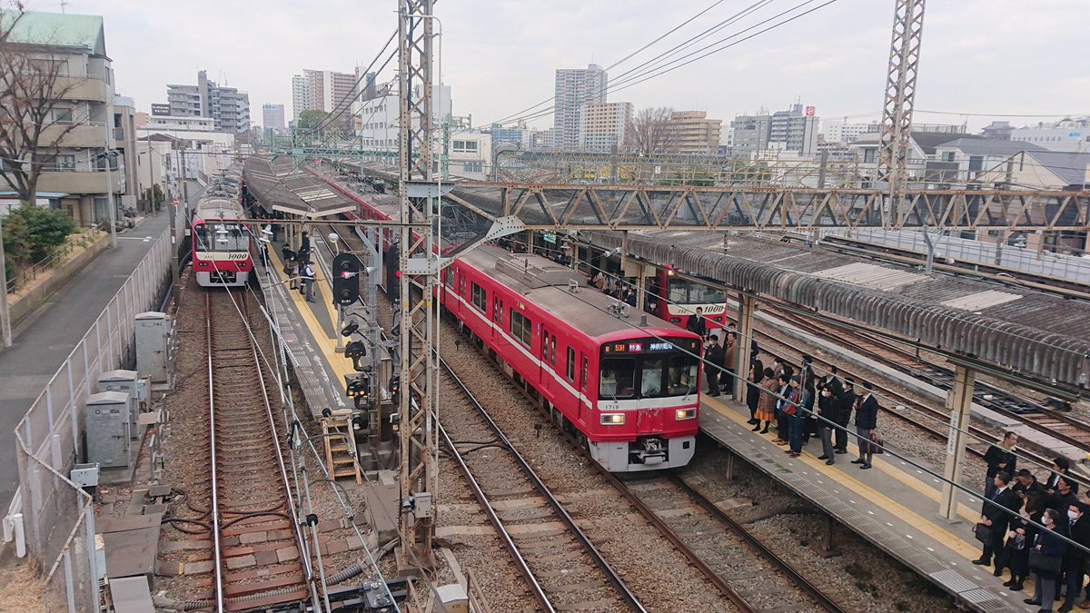 京急富岡駅の人身事故でフロントガラスが割れている電車の画像