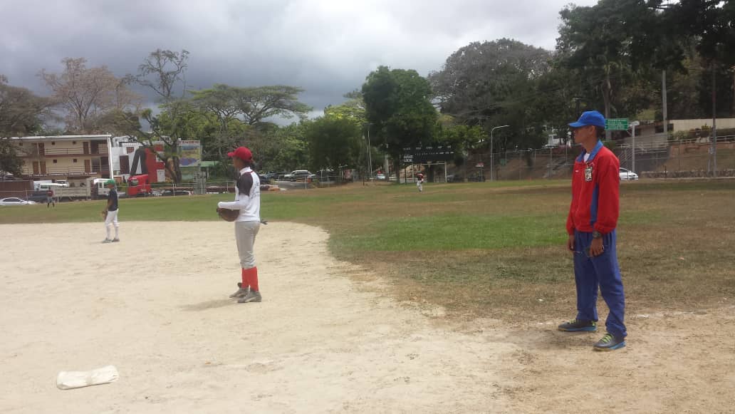 EJB_LIMIZAMORA's tweet photo. Encuentro amistoso entre el @EJB_LIMIZAMORA y el @EJB_LIMILAYA en el estadio de la Escuela de Ingeniería, dando como resultando al #LIMIZAMORA  como  #GANADOR el mismo duro 7 innings con un total de 14 carreras por 11. @luiscaseres3 @CircuitoFTiuna @direducejb @Forttyfour parte 3 https://t.co/kpZdjjjYBd