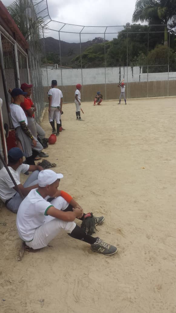 EJB_LIMIZAMORA's tweet photo. Encuentro amistoso entre el @EJB_LIMIZAMORA y el @EJB_LIMILAYA en el estadio de la Escuela de Ingeniería, dando como resultando al #LIMIZAMORA  como  #GANADOR el mismo duro 7 innings con un total de 14 carreras por 11. @luiscaseres3 @CircuitoFTiuna @direducejb @Forttyfour parte 3 https://t.co/kpZdjjjYBd