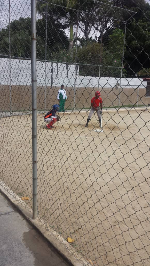 EJB_LIMIZAMORA's tweet photo. Encuentro amistoso entre el @EJB_LIMIZAMORA y el @EJB_LIMILAYA en el estadio de la Escuela de Ingeniería, dando como resultando al #LIMIZAMORA  como  #GANADOR el mismo duro 7 innings con un total de 14 carreras por 11. @luiscaseres3 @CircuitoFTiuna @direducejb @Forttyfour parte 3 https://t.co/kpZdjjjYBd