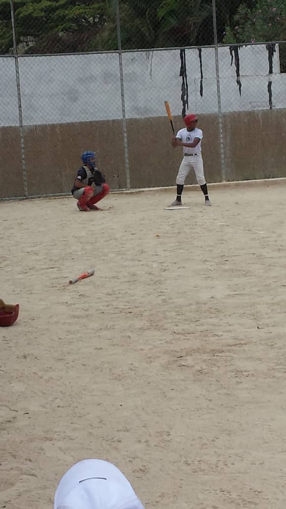 EJB_LIMIZAMORA's tweet photo. Encuentro amistoso entre el @EJB_LIMIZAMORA y el @EJB_LIMILAYA en el estadio de la Escuela de Ingeniería, dando como resultando al #LIMIZAMORA  como  #GANADOR el mismo duro 7 innings con un total de 14 carreras por 11. @luiscaseres3 @CircuitoFTiuna @direducejb @Forttyfour parte 3 https://t.co/kpZdjjjYBd