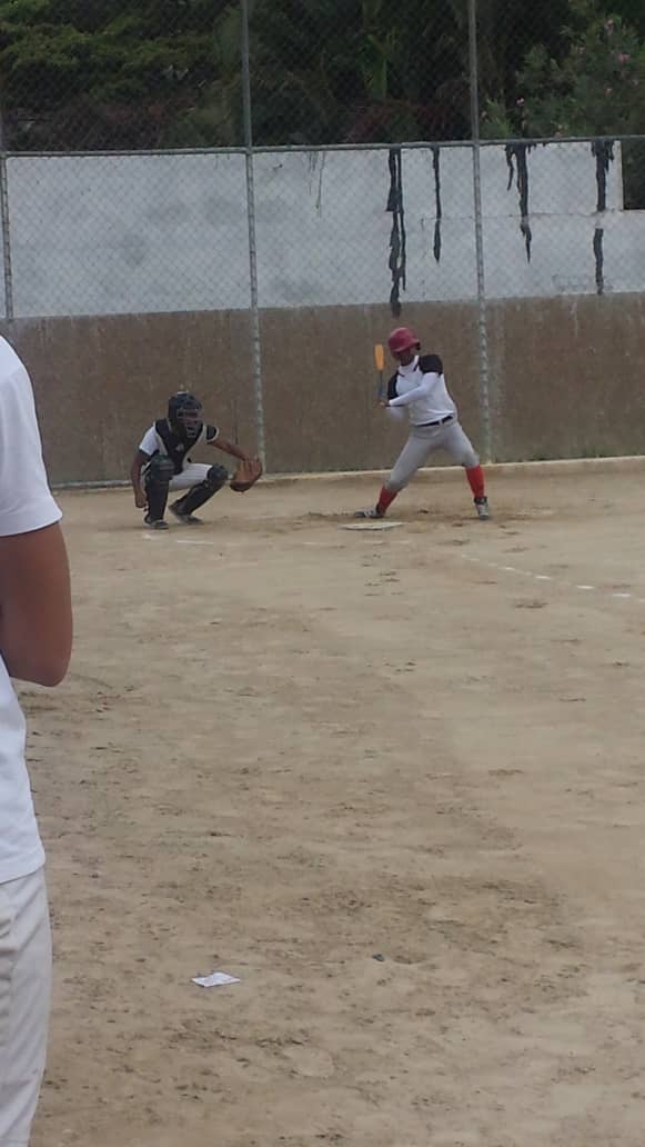 EJB_LIMIZAMORA's tweet photo. Encuentro amistoso entre el @EJB_LIMIZAMORA y el @EJB_LIMILAYA en el estadio de la Escuela de Ingeniería, dando como resultando al #LIMIZAMORA  como  #GANADOR el mismo duro 7 innings con un total de 14 carreras por 11. @luiscaseres3 @CircuitoFTiuna @direducejb @Forttyfour parte 4 https://t.co/2hZQsE9dMa