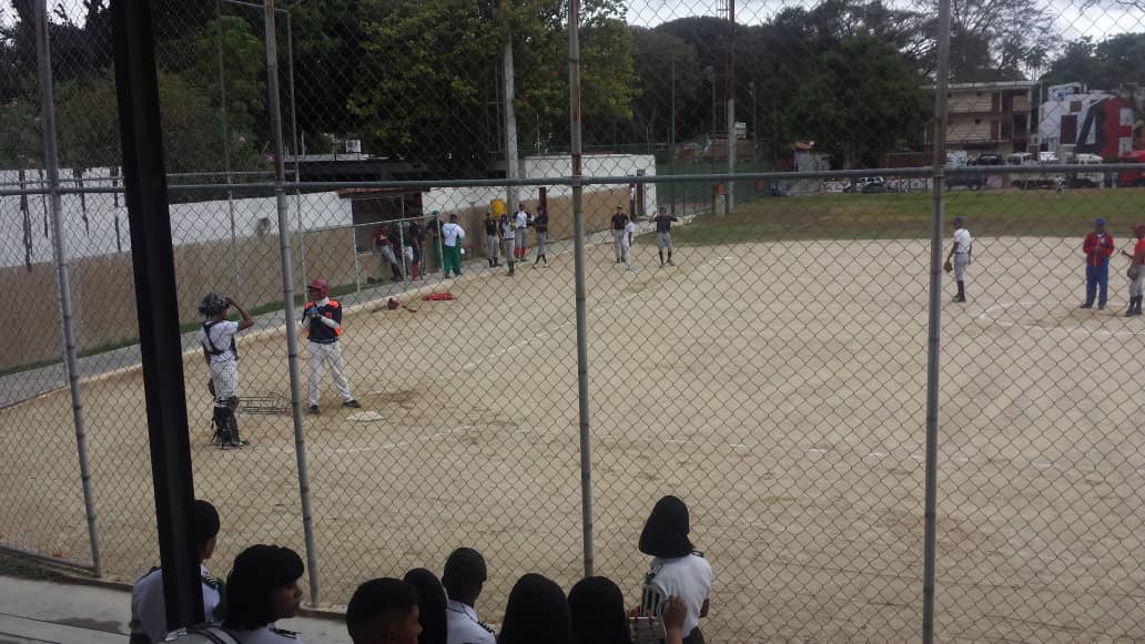 EJB_LIMIZAMORA's tweet photo. Encuentro amistoso entre el @EJB_LIMIZAMORA y el @EJB_LIMILAYA en el estadio de la Escuela de Ingeniería, dando como resultando al #LIMIZAMORA  como  #GANADOR el mismo duro 7 innings con un total de 14 carreras por 11. @luiscaseres3 @CircuitoFTiuna @direducejb @Forttyfour parte 4 https://t.co/2hZQsE9dMa
