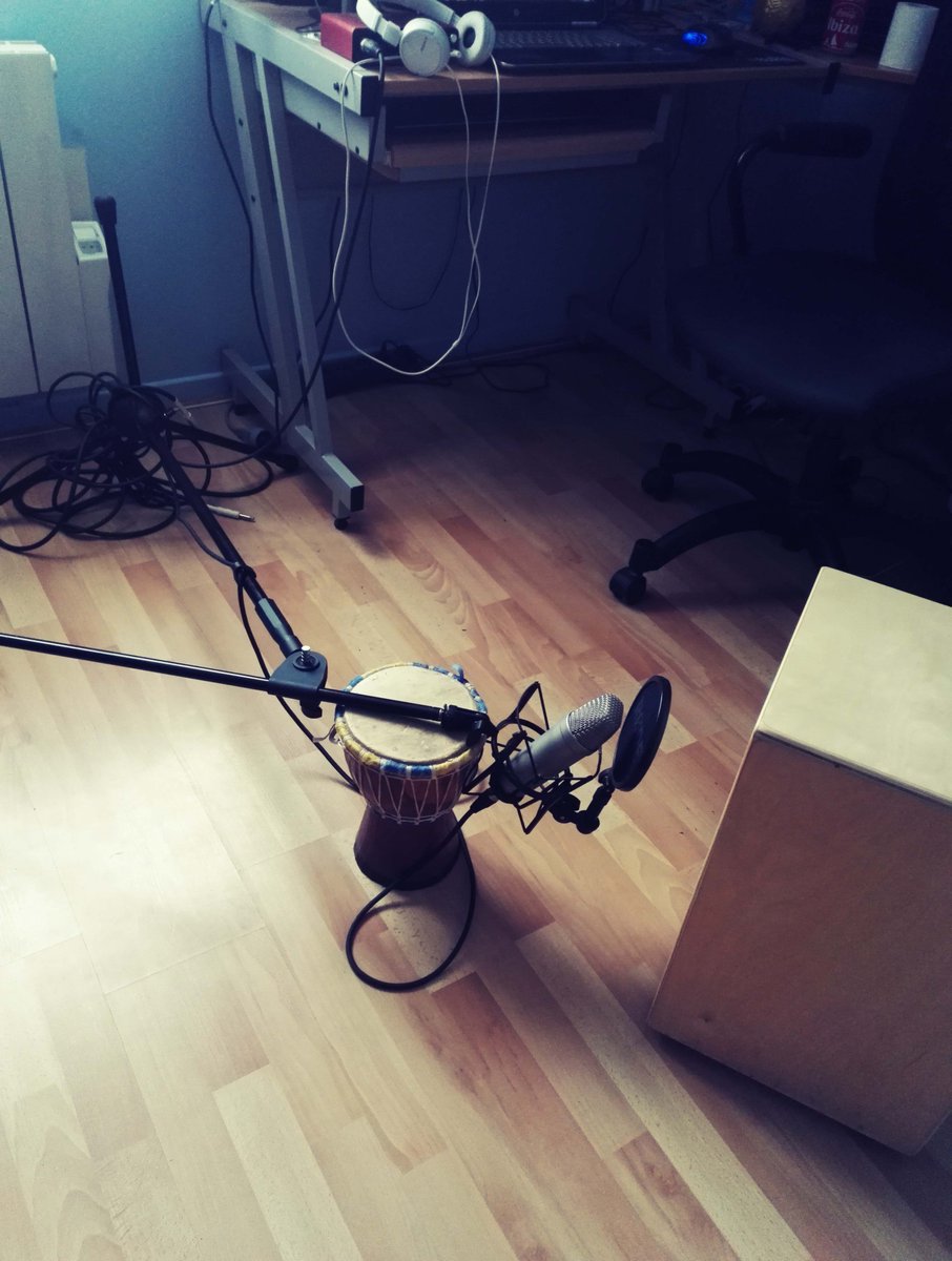 Sumashu's tweet photo. @DropeArt @AKAraxy @TBKitsune Quand j'dois record mon cajon avec mon pied cassé %D #youtaite #setup #brokenstudio https://t.co/1qD1aEiN72
